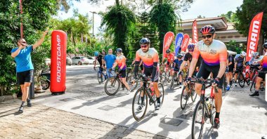 Boostcamp participants start cycling. (Photo courtesy of Leyla Yvonne Ergil)