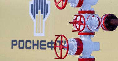 The logo of the Russian state oil company Rosneft is pictured behind a pipe at the Samotlor oil field outside the West Siberian city of Nizhnevartovsk, Russia, Jan. 26, 2016. (Reuters Photo)