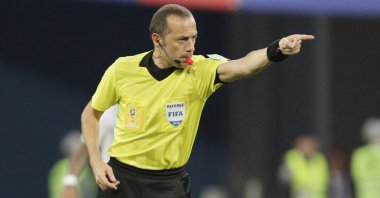 Turkish referee Cüneyt Çakır gestures during a 2018 World Cup Group D match between Argentina and Nigeria, St. Petersburg, Russia, June 26, 2018. (AP Photo)