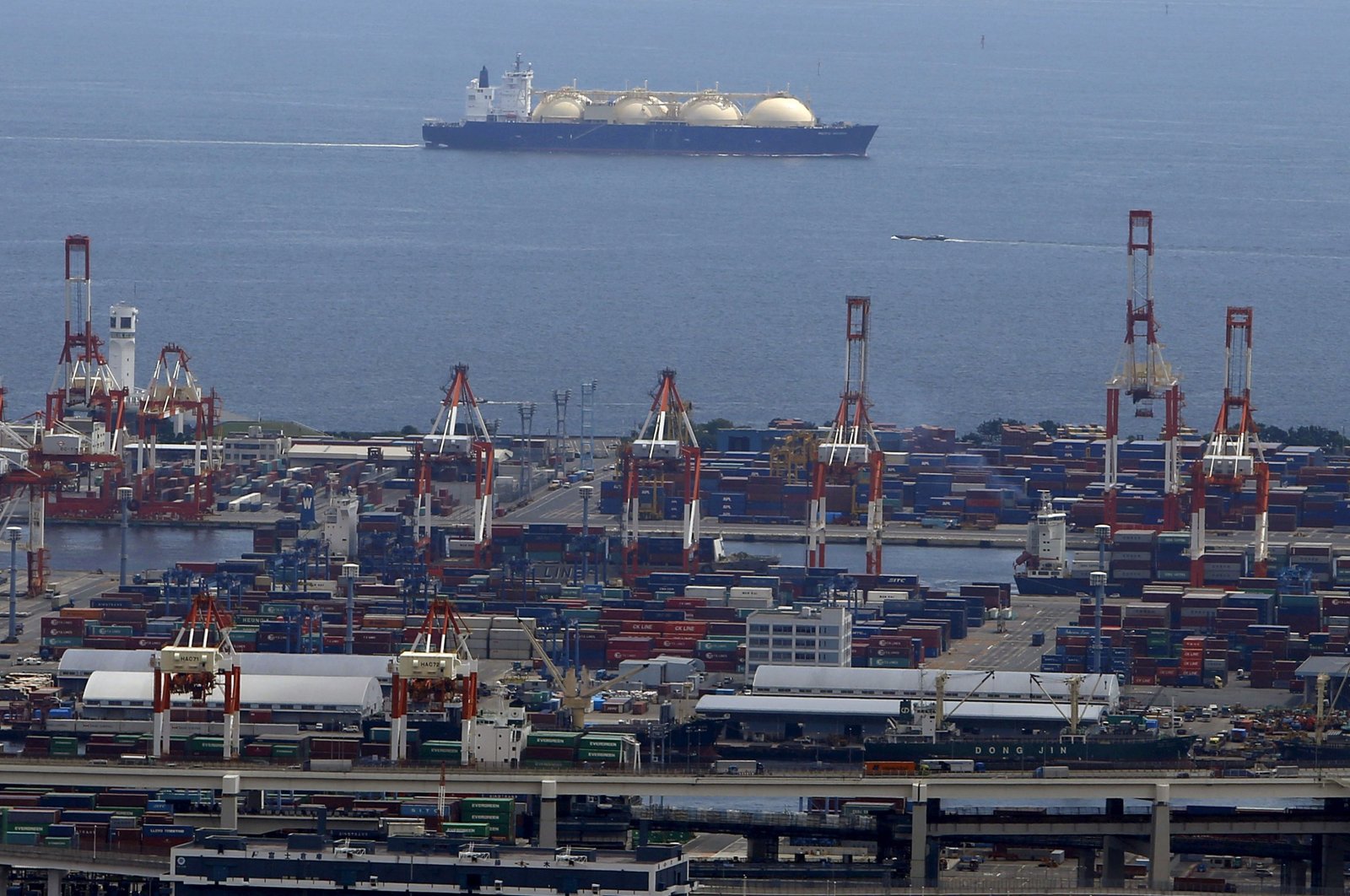 An LNG tanker is seen behind a port in Yokohama, south of Tokyo, Japan, Sept. 4, 2015. (Reuters Photo)