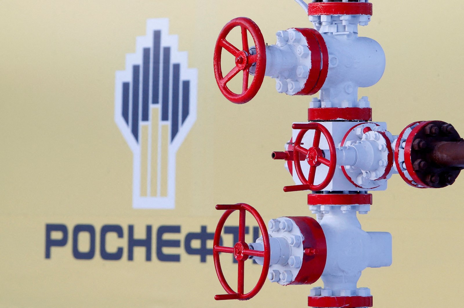 The logo of the Russian state oil company Rosneft is pictured behind a pipe at the Samotlor oil field outside the West Siberian city of Nizhnevartovsk, Russia, Jan. 26, 2016. (Reuters Photo)
