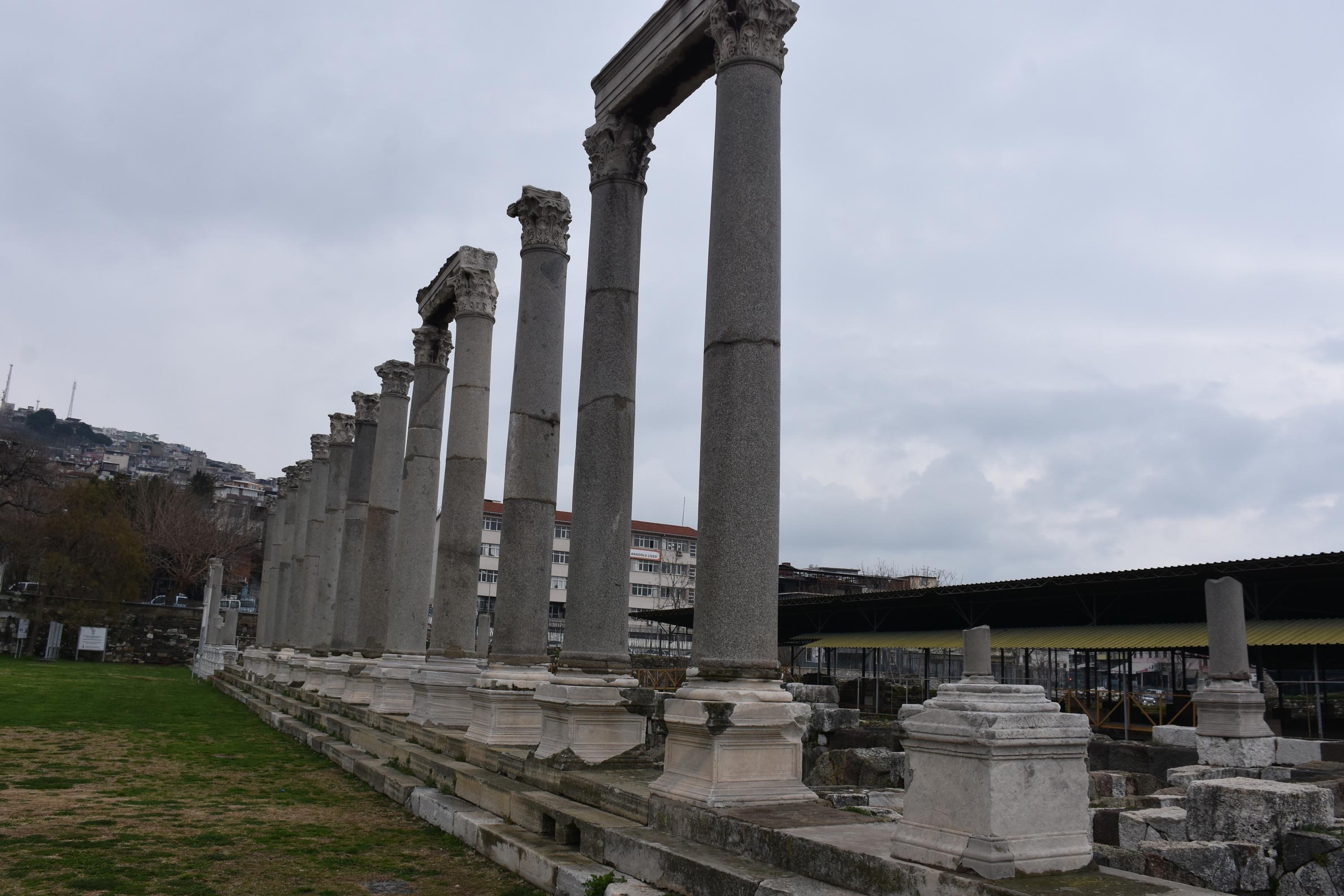 Reruntuhan kolom kuno di Agora of Smyrna, Izmir, Turki barat daya, 9 Maret 2022. (Foto DHA)