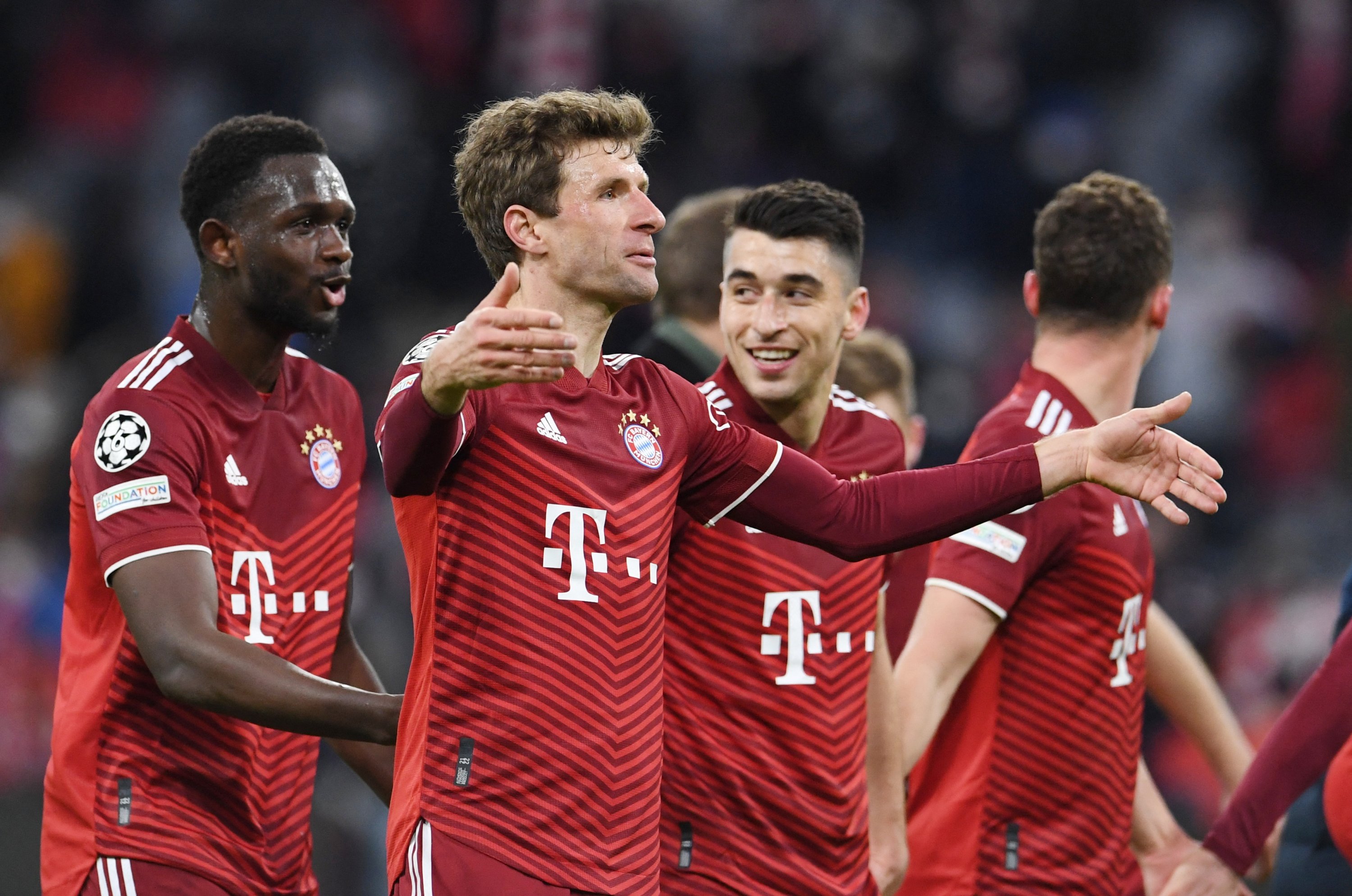 Pemain Bayern Munich Thomas Muller dan rekan satu timnya merayakan setelah pertandingan Liga Champions melawan Salzburg, Munich, Jerman, 8 Maret 2022. (Foto Reuters)