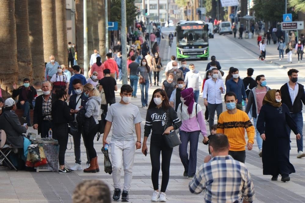 People wearing protective masks against COVID-19 walk on a street in Denizli, western Turkey, March 4, 2022. (IHA PHOTO)