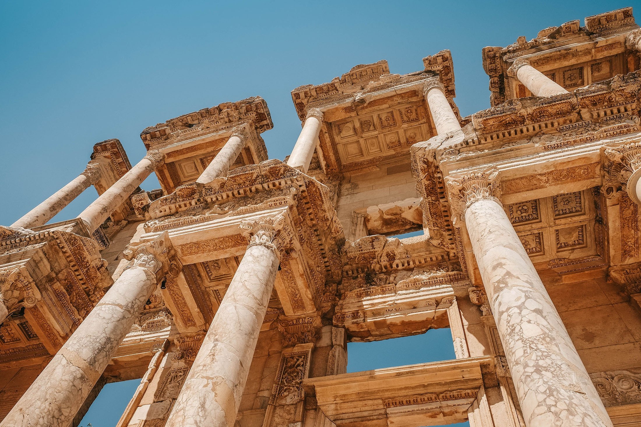 Tampilan close-up dekorasi Library of Celsus di Ephesus, Izmir, Turki.  (Shutterstock) 