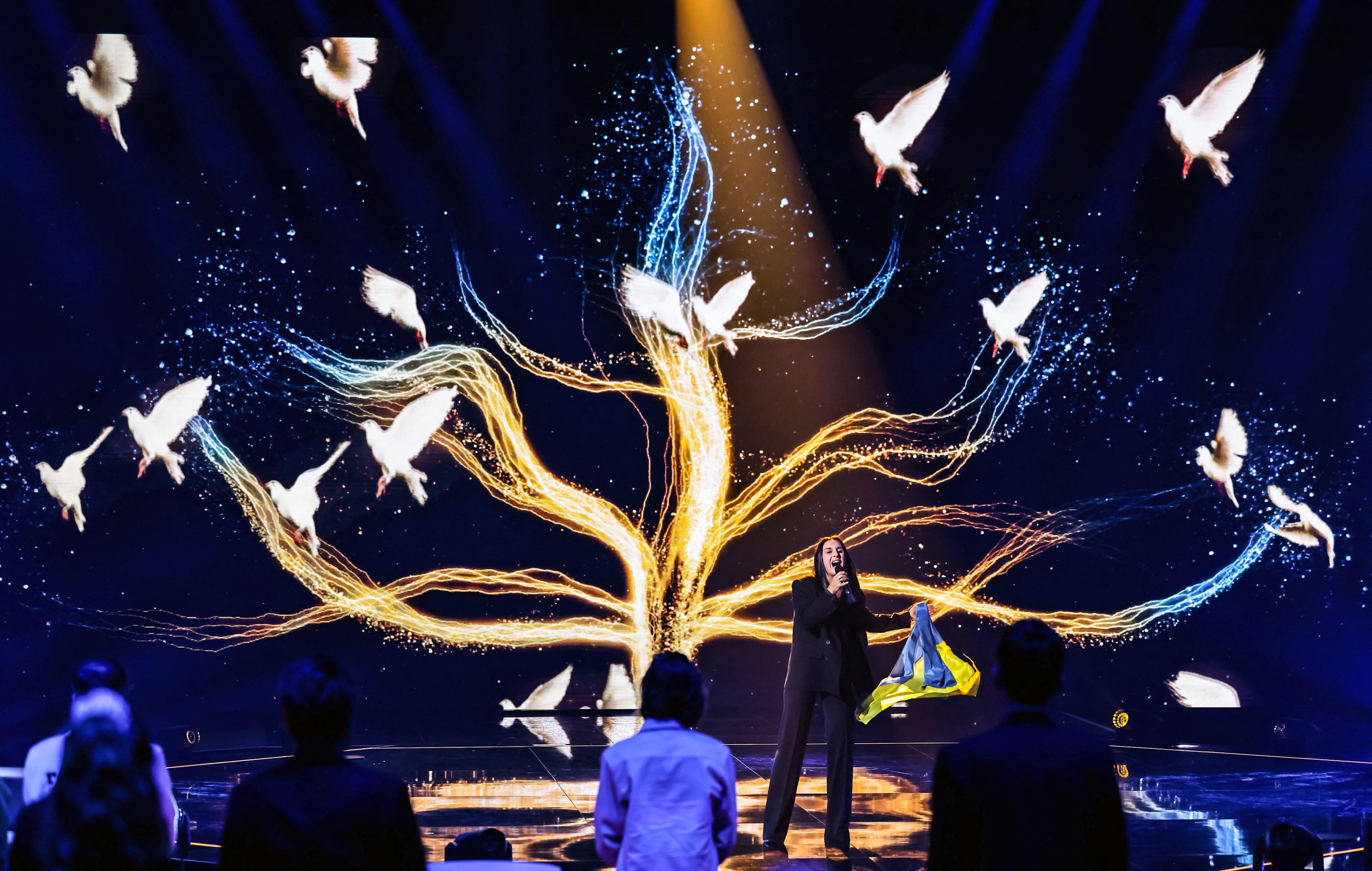 Penyanyi Ukraina Jamala, pemenang Kontes Lagu Eurovision pada tahun 2016 dan yang melarikan diri dari perang di negaranya, membawakan lagunya yang saat itu menjadi pemenang '1944' di 'Jerman 12 Poin,' babak penyisihan Jerman Kontes Lagu Eurovision, di Berlin, Jerman, 4 Maret 2022. (REUTERS)