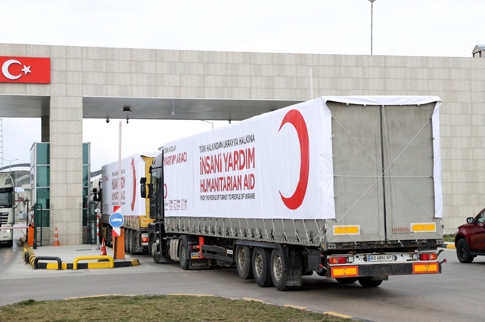 A Turkish Red Crescent truck carrying aid to Ukraine exits from the Hamzabeyli Border Gate, Edirne, northwestern Turkey, Feb. 27, 2022. (AA Photo)
