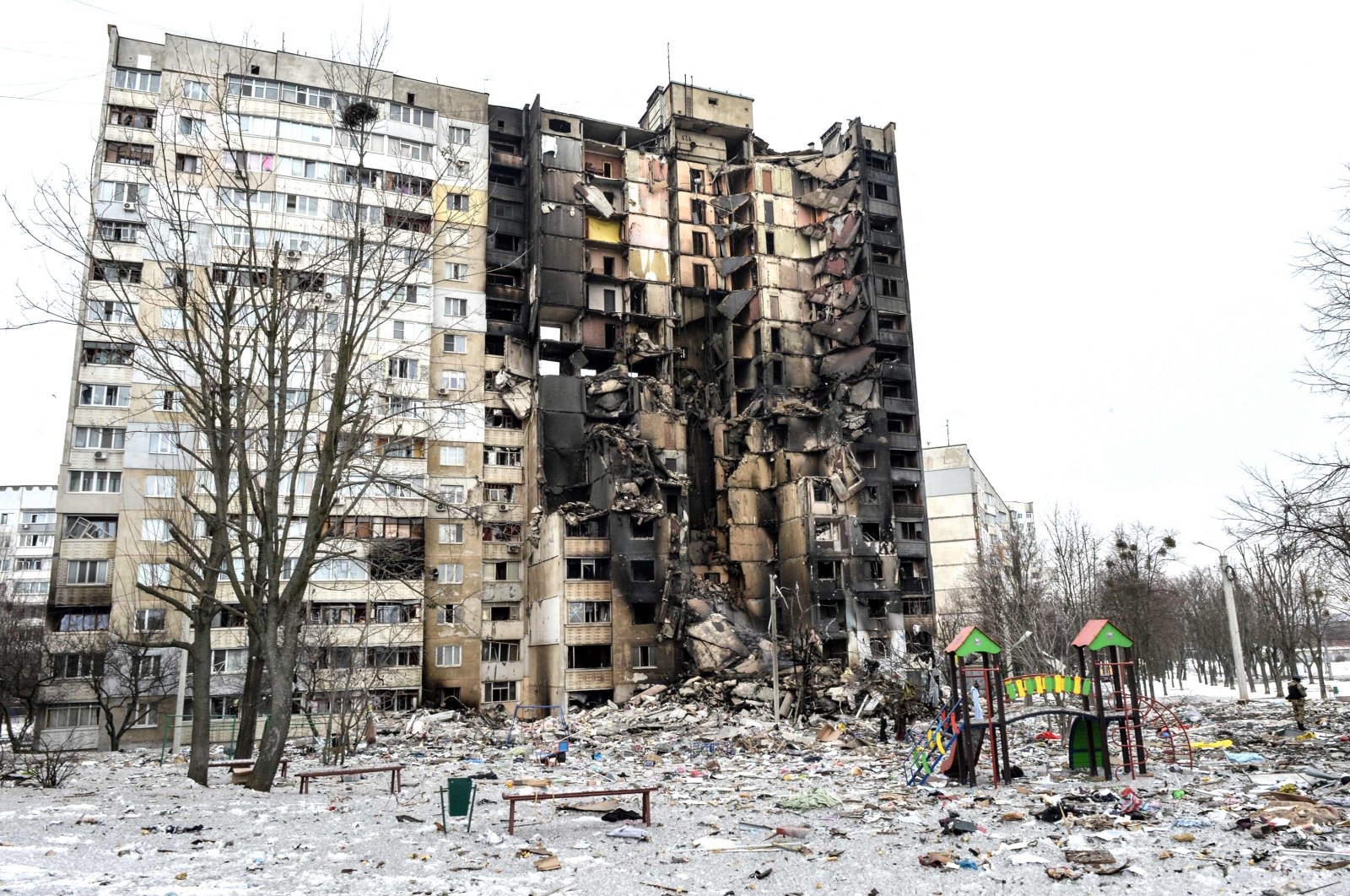 This picture shows an apartment building damaged after shelling in Ukraine&#039;s second-biggest city of Kharkiv, March 8, 2022. (AFP Photo)