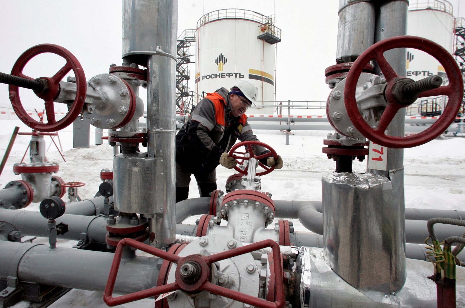 A worker turns a valve at UdmurtNeft&#039;s Gremikhinskoye oil field east of Izhevsk near the Ural Mountains, Russia, Dec. 7, 2007. (Reuters Photo)