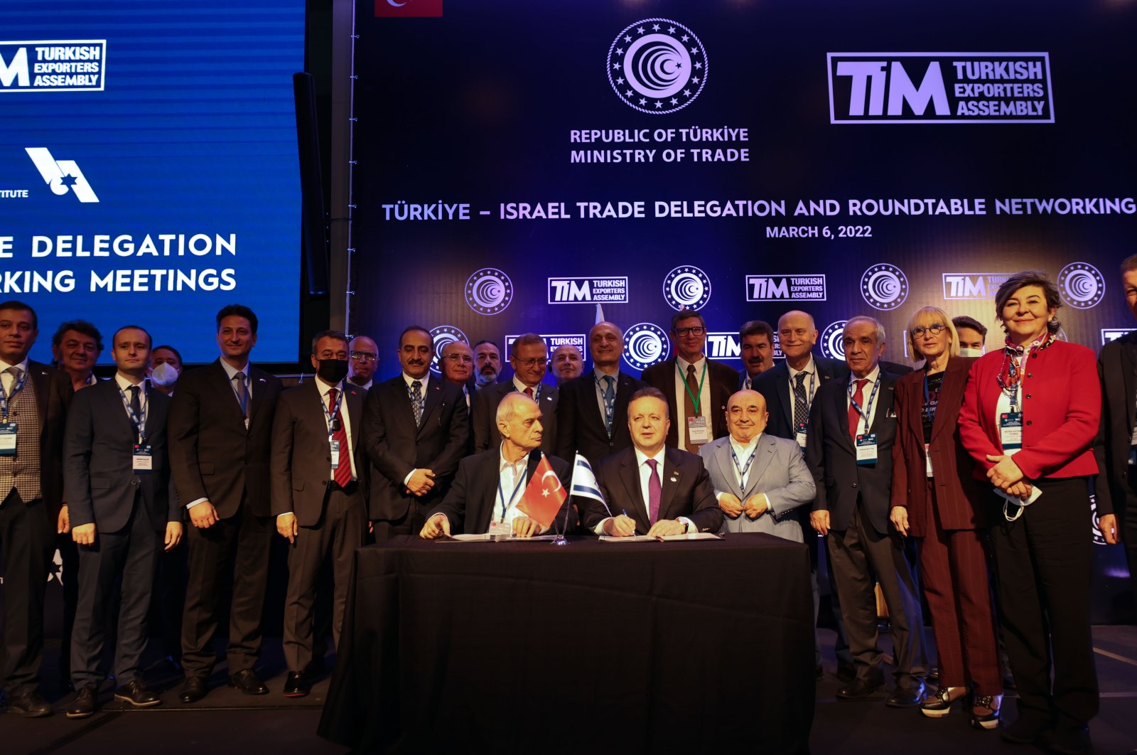 Turkish Exporters’ Assembly (TIM) Chairperson Ismail Gülle (R) and Uriel Lynn (L), head of the Federation of the Israeli Chambers of Commerce, during a signing ceremony of a memorandum of cooperation, Tel Aviv, Israel, March 8, 2022. (AA Photo)