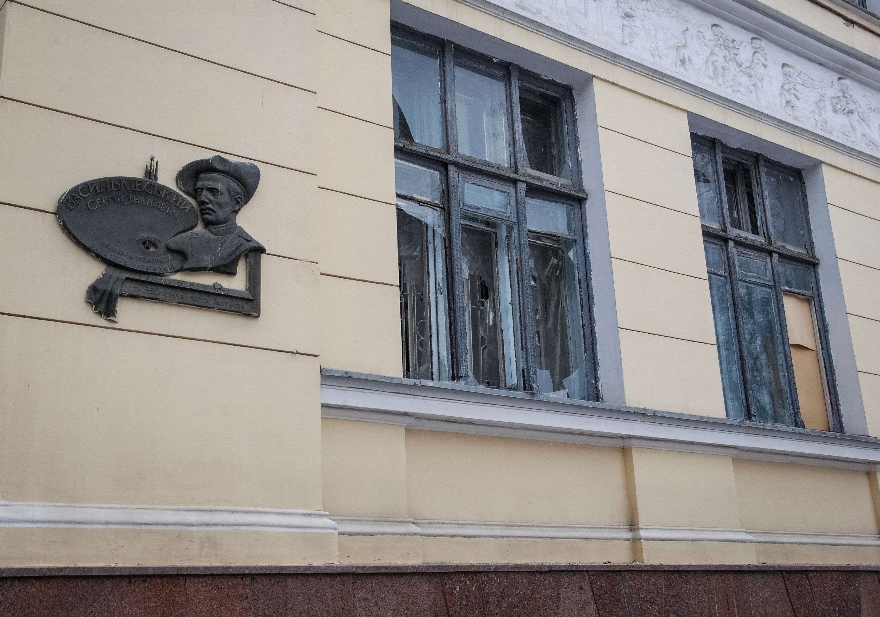 Pemandangan menunjukkan sebuah bangunan Museum Seni Rupa yang rusak akibat penembakan di tengah invasi Rusia ke Ukraina, di Kharkiv, Ukraina, 8 Maret 2022. (REUTERS Photo)