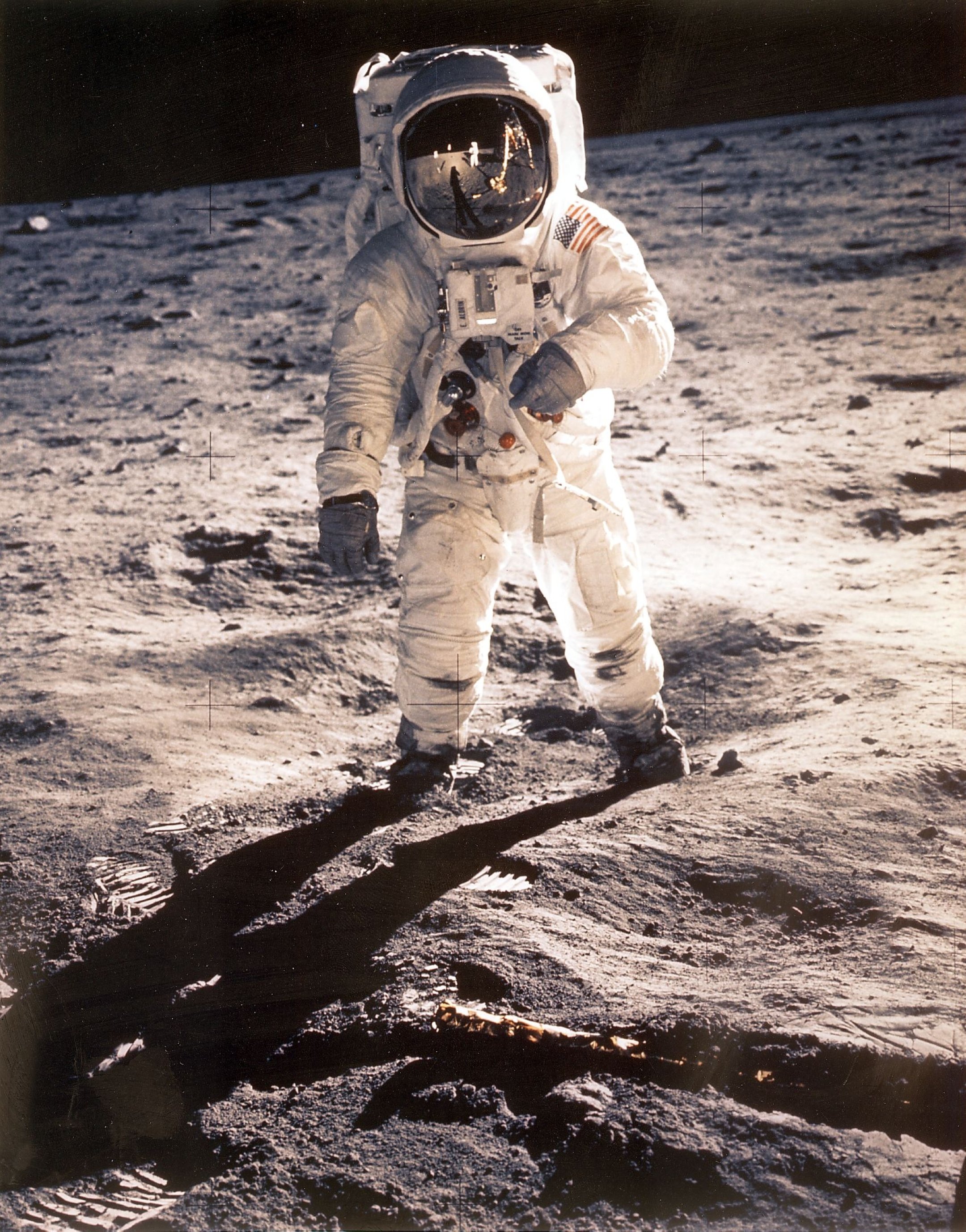 Astronot AS Edwin 'Buzz' Aldrin terlihat berjalan di dekat Lunar Module selama misi luar angkasa Apollo 11, 20 Juli 1969. (AFP Photo)
