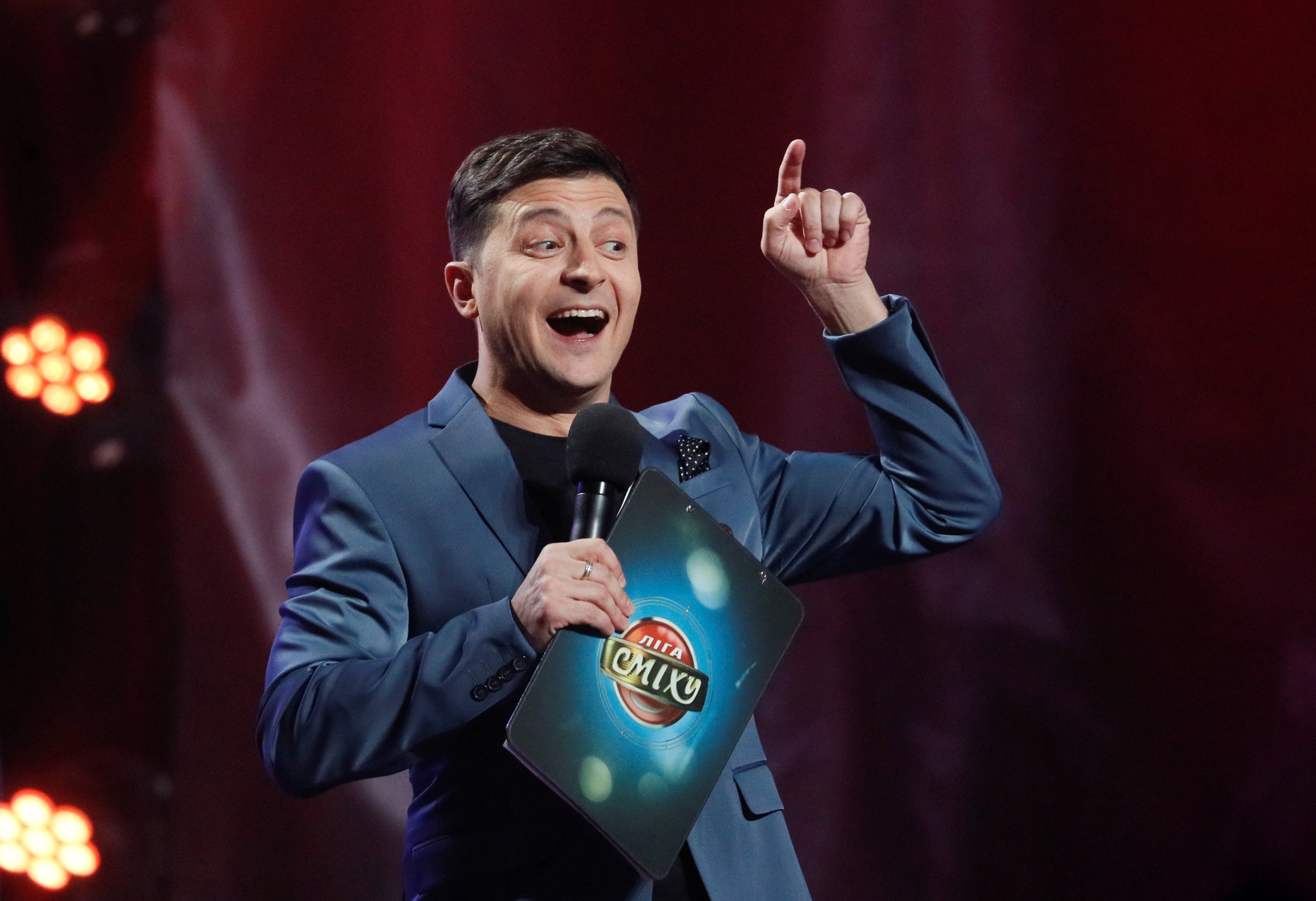 Volodymyr Zelenskyy membawakan acara komedi di aula konser di Kiev, Ukraina, 22 Februari 2019. (REUTERS)