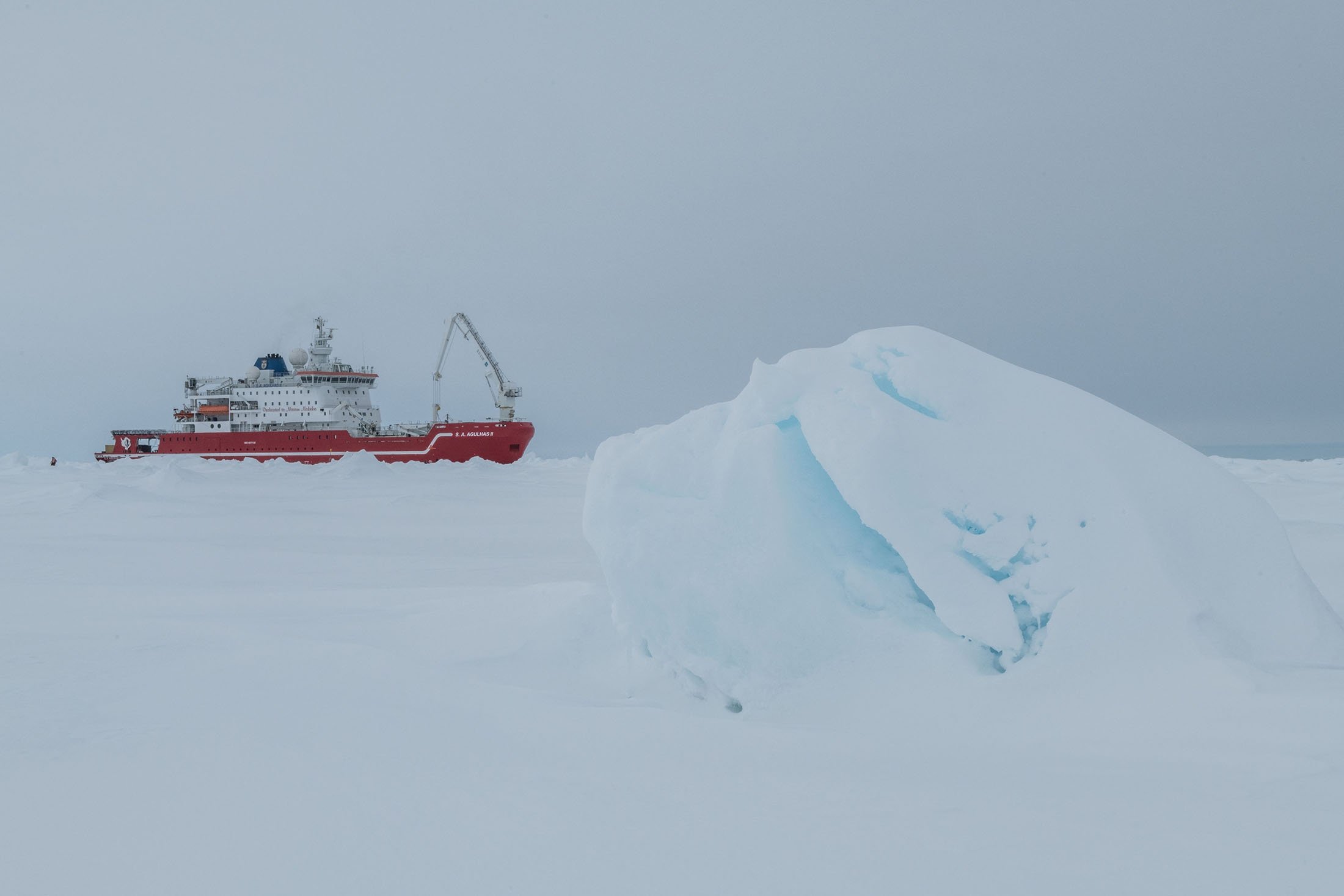 SA Agulhas II merapat di es laut selama operasi AUV ekspedisi Endurance22 mencari kapal Sir Ernest Shackleton Endurance di Laut Weddell, Antartika, 23 Februari 2022. (Falklands Maritime Heritage Trust via AFP)