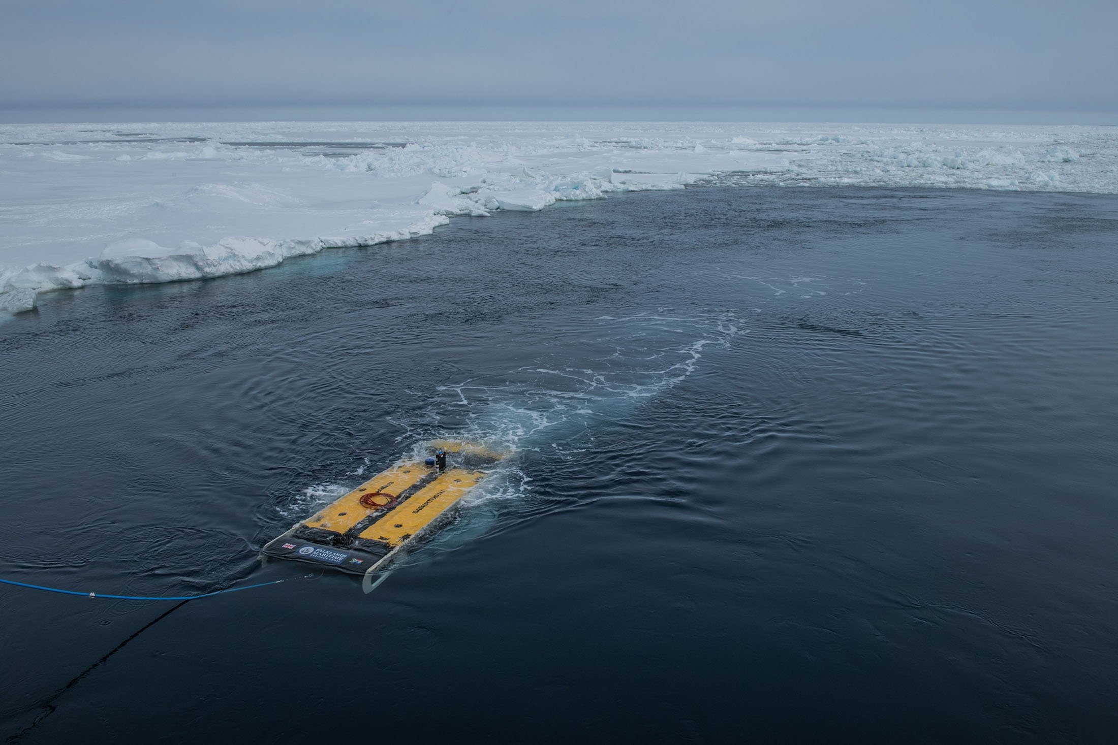 Pemulihan AUV ekspedisi Endurance22 setelah menyelam di Laut Weddell untuk mencari kapal Sir Ernest Shackleton, Endurance, di Antartika, 23 Februari 2022. (Falklands Maritime Heritage Trust via AFP)