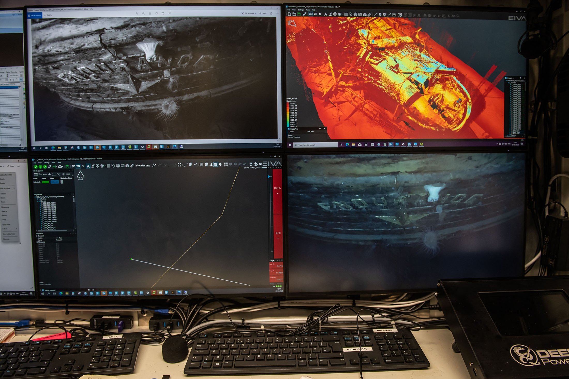 Foto, video, dan gambar laser dari Ernest Shackleton's Endurance ditampilkan di ruang kendali AUV di atas kapal SA Agulhas II selama ekspedisi Endurance22, di Laut Weddell, Antartika, 23 Februari 2022. (Falklands Maritime Heritage Trust via AFP)