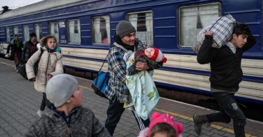 People rush to catch a train and evacuate the city amid the Russian invasion, at the central train station of the major port city of Odessa, Ukraine, March 9, 2022. (AFP photo)