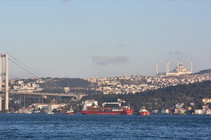 Bosporus tutup di tengah cuaca buruk