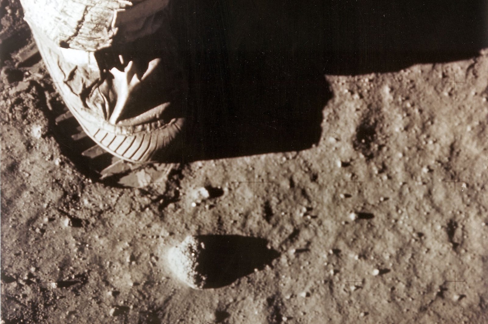 Apollo 11 commander Neil Armstrong&#039;s right foot leaves a footprint in the lunar soil as he and Edwin "Buzz" Aldrin become the first men to set foot on the surface of the moon, July 20, 1969. (AFP Photo)