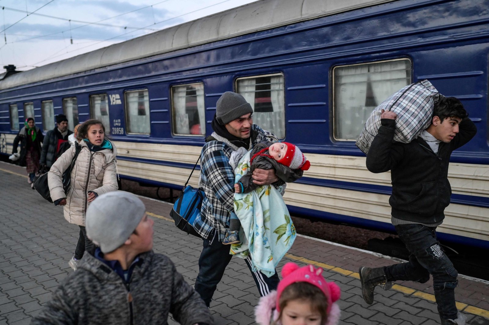 People rush to catch a train and evacuate the city amid the Russian invasion, at the central train station of the major port city of Odessa, Ukraine, March 9, 2022. (AFP photo)