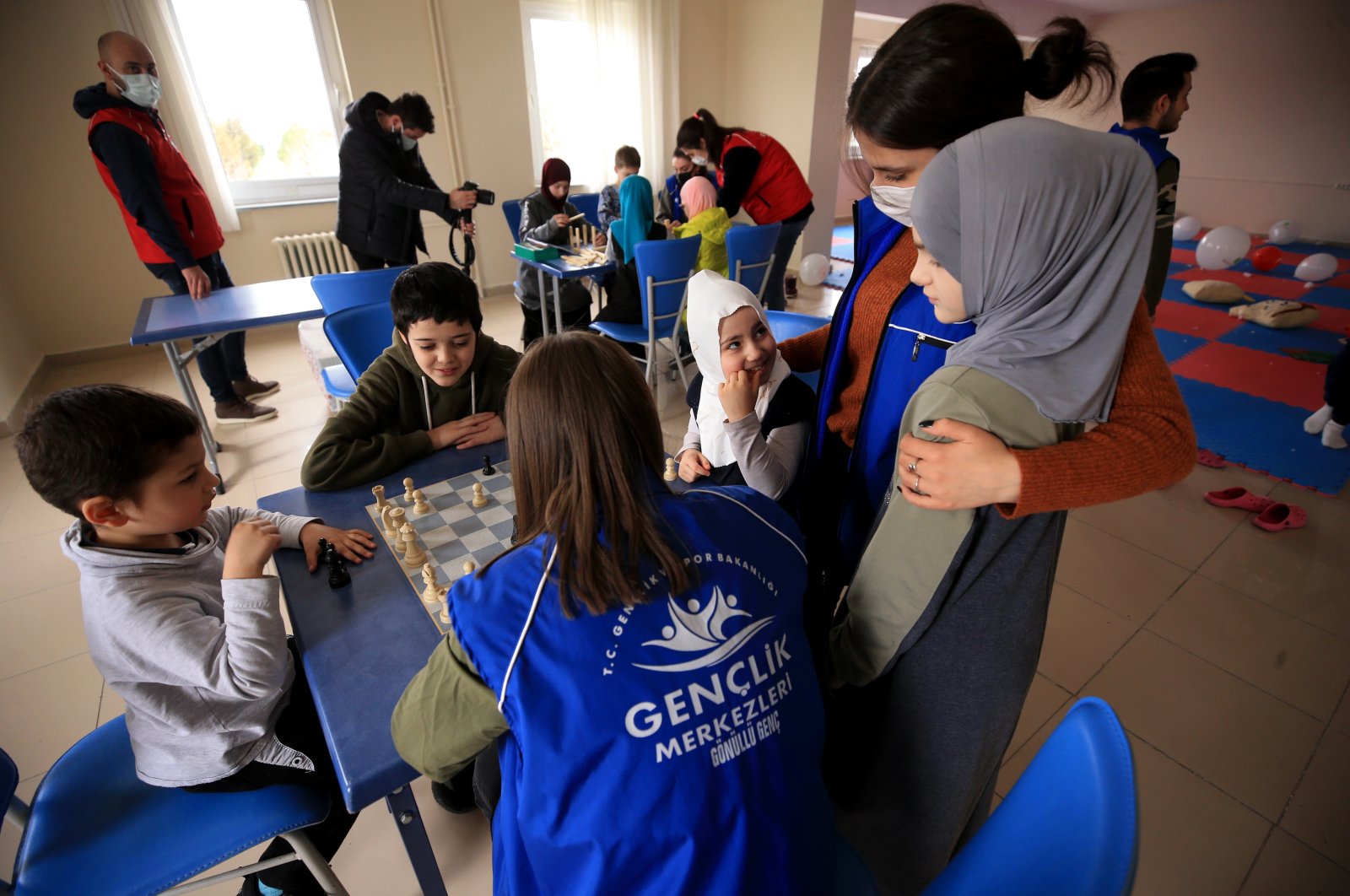 Relawan Turki menjangkau anak-anak yang dievakuasi dari Ukraina