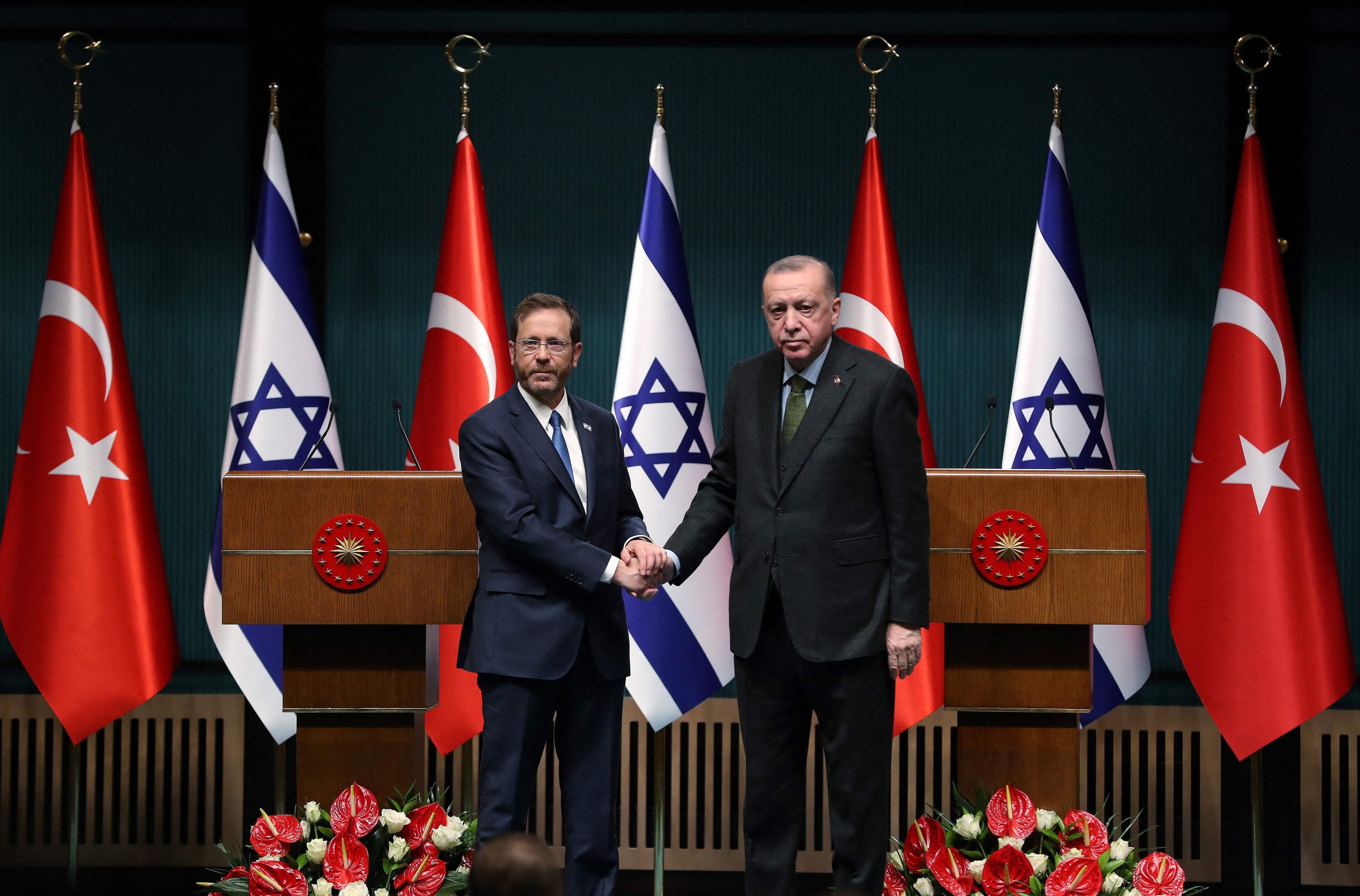 Presiden Israel Isaac Herzog (kiri) dan Presiden Recep Tayyip Erdoğan berjabat tangan selama konferensi pers di ibu kota Ankara, Turki, 9 Maret 2022. (AFP Photo)