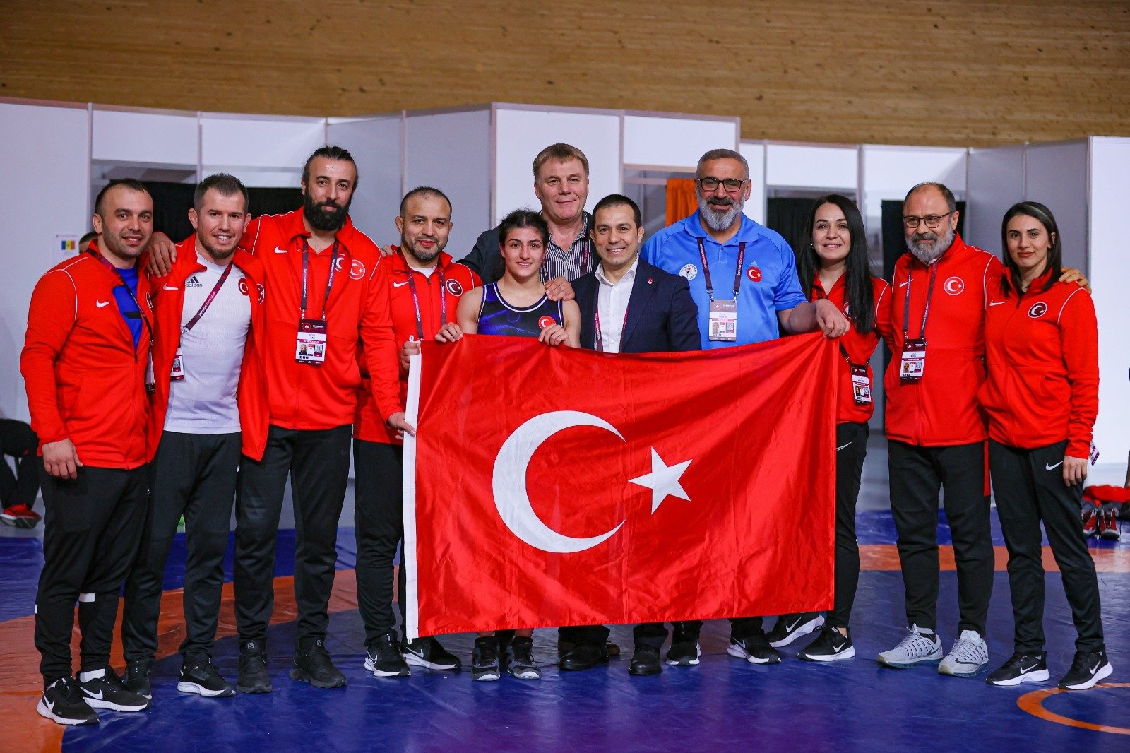 Elvira Kamaloğlu (tengah) mengibarkan bendera Turki setelah menjadi juara di Kejuaraan Gulat U-23 Eropa di Bulgaria, 11 Maret 2022. (AA Photo)