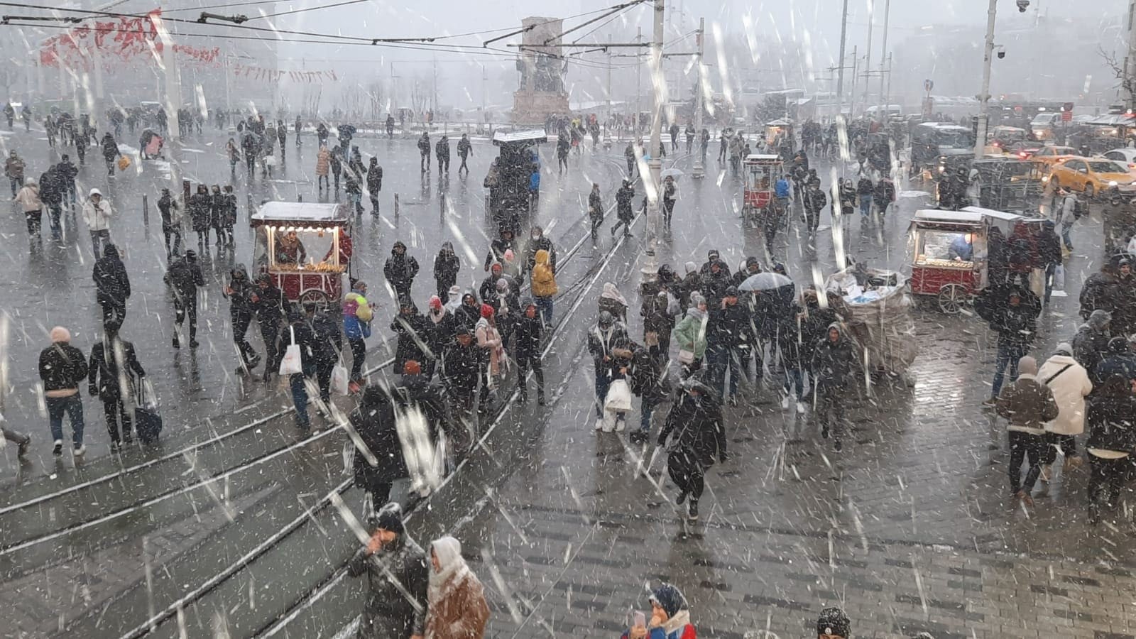 Turkey Snowing Art of walking on ice: Penguin technique | Daily Sabah