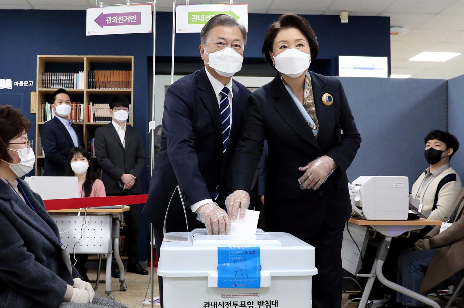 South Korean President Moon Jae-in and first lady Kim Jung-sook cast their early vote for the March 9 presidential election, at a polling station in Seoul, South Korea, March 4, 2022.  (Reuters Photo)