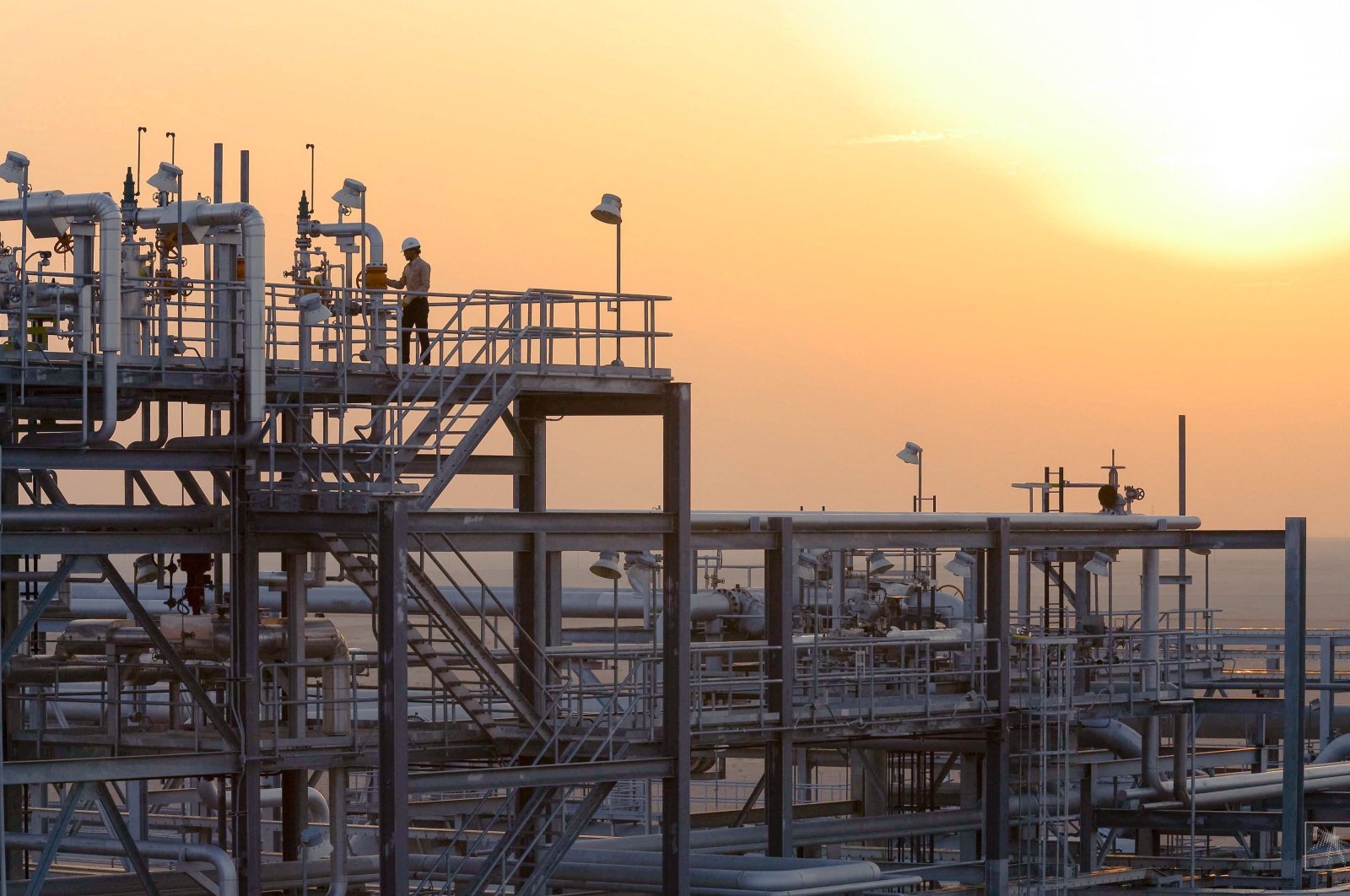 Raksasa minyak Saudi Aramco mencapai kesepakatan petrokimia $ 10 miliar dengan China