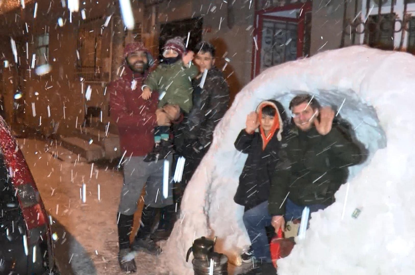 Hujan salju lebat di Istanbul menginspirasi penduduk setempat untuk membangun igloo