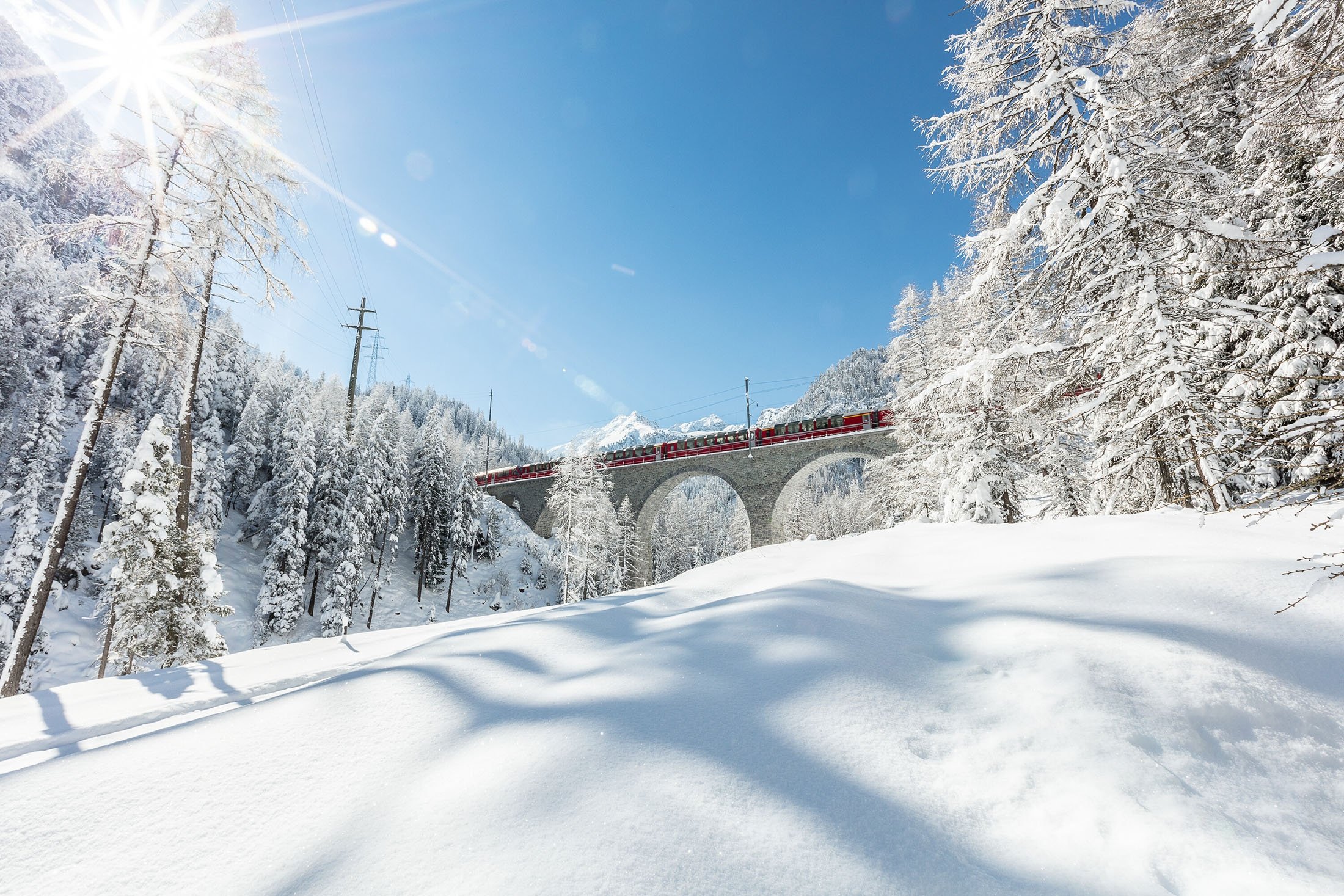 Wer rechtzeitig eine Fahrt mit der Bernina Express Bahn unternimmt, wird mit einem fantastischen Winterpanorama belohnt.  (Rhatische Bahn via dpa)