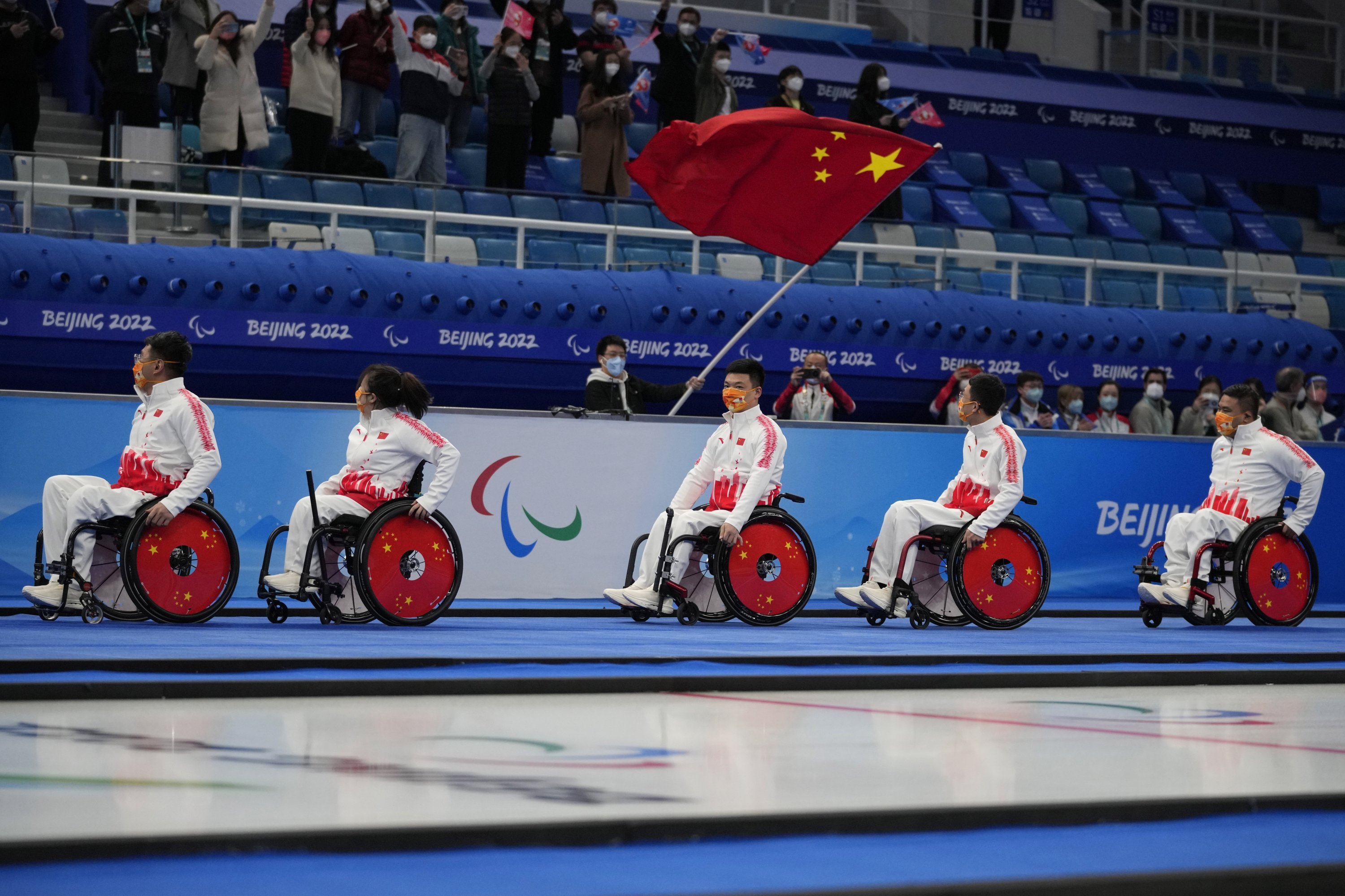 Tim China merayakan selama upacara medali setelah mengalahkan Swedia dalam pertandingan medali emas curling kursi roda di Paralimpiade Musim Dingin 2022, Beijing, 12 Maret 2022. (AP Photo)