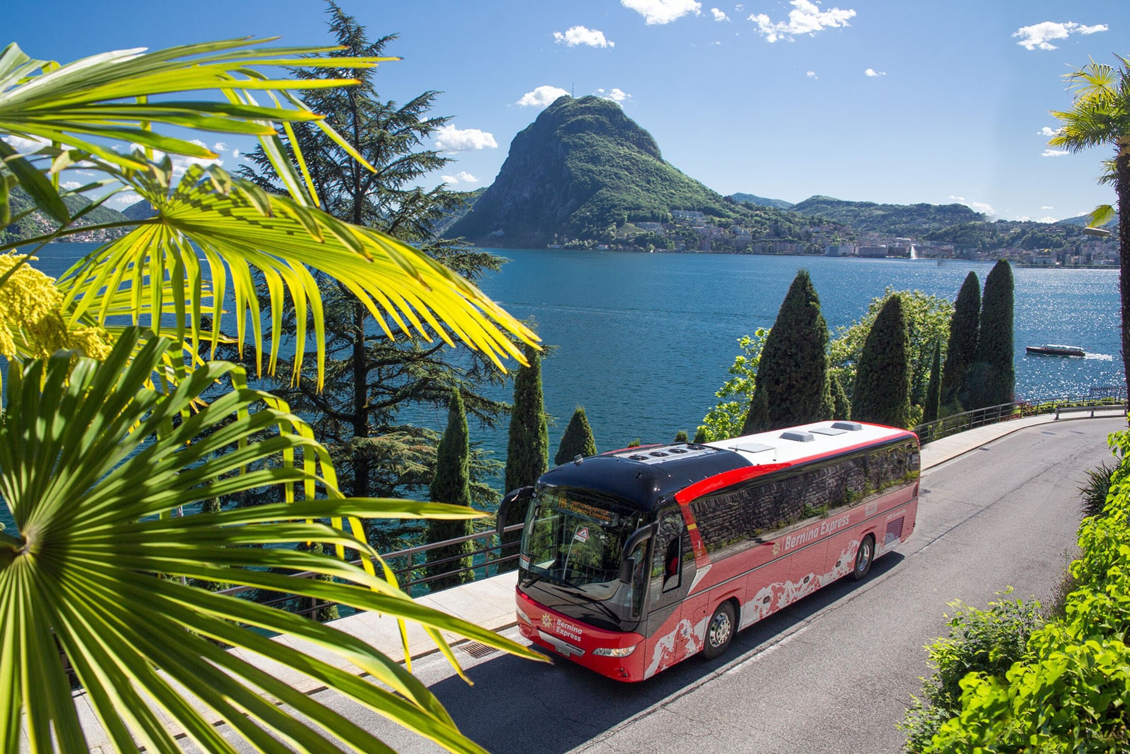 Ein Bus transportiert Passagiere von Tirano, Italien, nach Lugano, Schweiz.  (Rhatische Bahn via dpa)