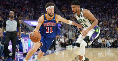Warriors' guard Klay Thompson (L) dribbles past Bucks' forward Giannis Antetokounmpo (R) San Francisco, California, U.S., Mar 12, 2022. (Reuters Photo)