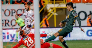 Fenerbahce player Diego Rossi (L) struggled with his opponents as Alanyaspor faces Fenerbahçe at Bahçeşehir Okullari Stadium, in Alanya, Turkey, March 13, 2022. (AA Photo)