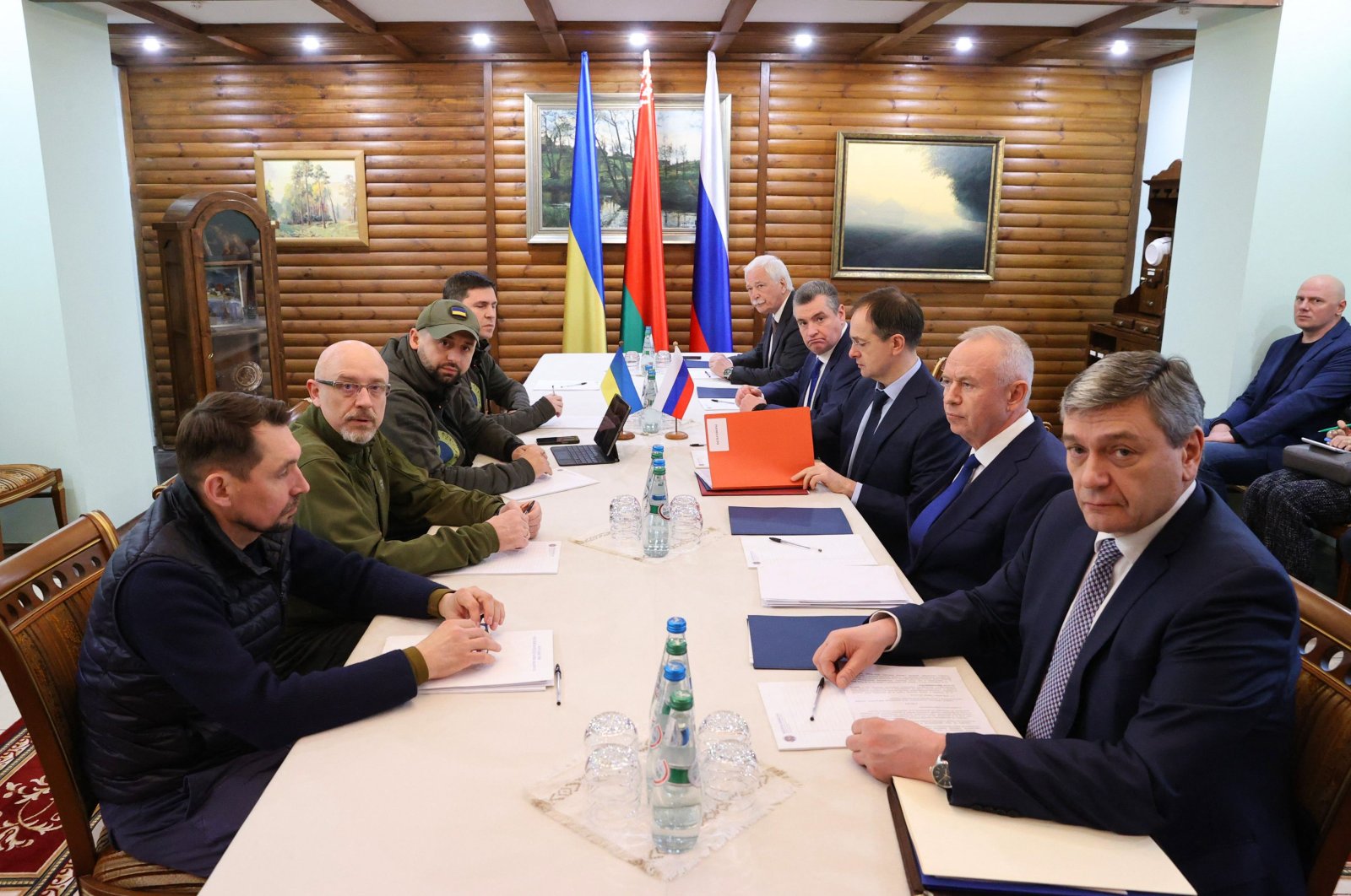 Ukrainian Deputy Foreign Minister Mykola Tochytskyi (L), Ukrainian Defense Minister Oleksiy Reznikov (2nd L), the head of the Ukrainian Servant of the People faction Davyd Arakhamia (3rd L), adviser to the head of the Office of the President of Ukraine Mykhailo Podoliak (4th L), Russian Ambassador to Belarus Boris Gryzlov (5th R), Leonid Slutsky, chairperson of the Russian State Duma&#039;s International Affairs Committee (4th R), Russian presidential aide and the head of the Russian delegation Vladimir Medinsky (3rd R), Deputy Minister of Defense Alexander Fomin (2nd R) and Deputy Foreign Minister Andrei Rudenko pose prior the talks between delegations from Ukraine and Russia in Belarus&#039; Brest region, March 7, 2022. (AFP Photo)