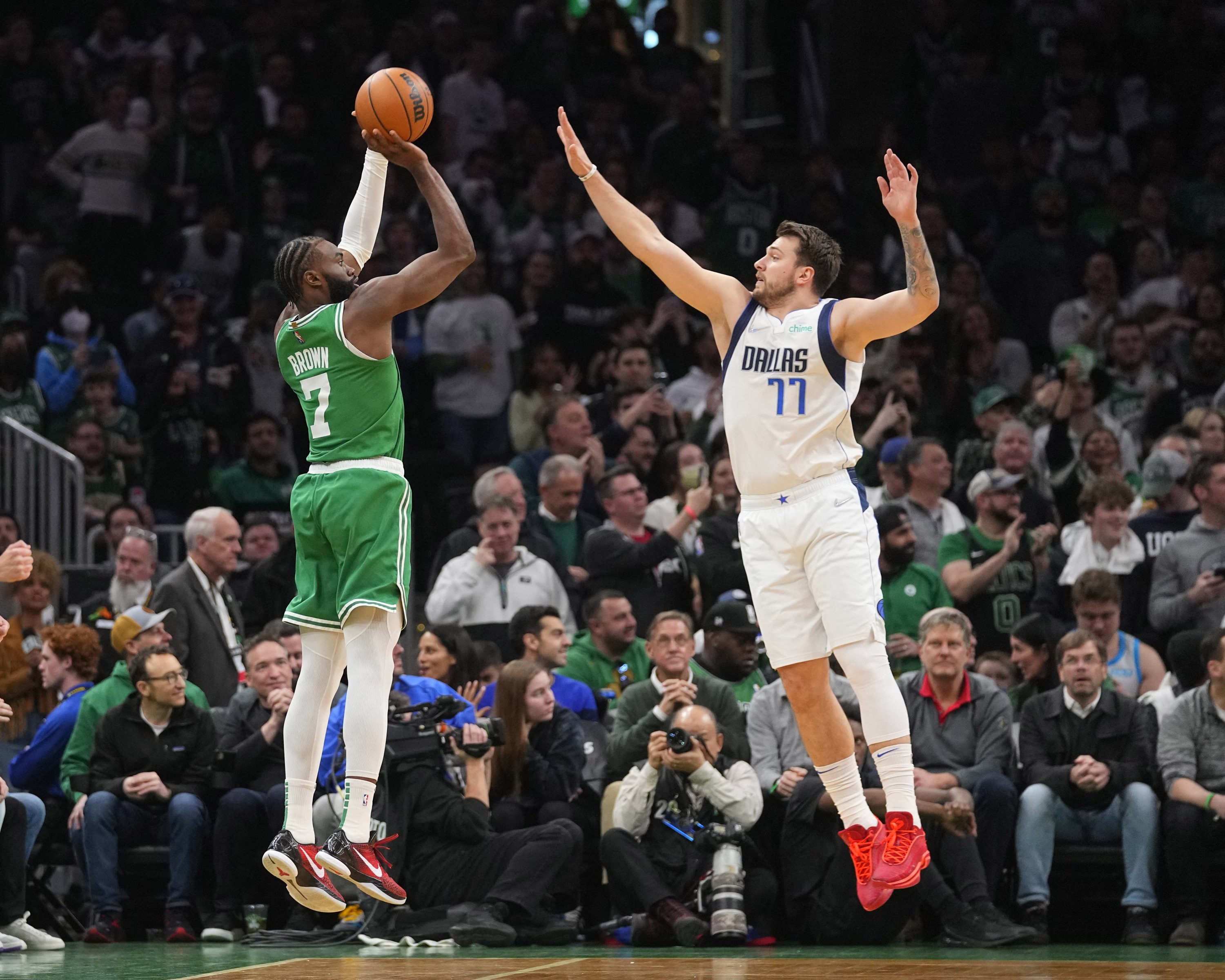 Boston Celtics'ten Jaylen Brown (sol), Dallas Mavericks'ten Luka Doncic'e 3 sayılık şutunu çekiyor, Boston, Massachusetts, ABD, 13 Mart 2022. (Reuters Fotoğrafı) 