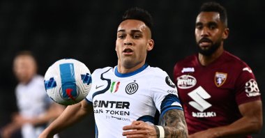 Inter Milan's Lautaro Martinez (L) vies with Torino's Koffi Djidji during a Serie A match, Turin, Italy, March 13, 2022. (AFP Photo)