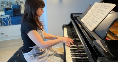 Navah Perlman Frost, a pianist-turned-baker, plays a piano in New York City, New York, U.S., March 10, 2022. (Reuters Photo)
