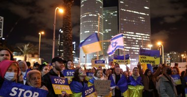 Protestors hold signs at a demonstration against the Russian military invasion of Ukraine, calling on Russian President Vladimir Putin to stop the war, in Tel Aviv, Israel, March 12, 2022. (REUTERS Photo)