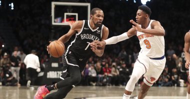 Nets' Kevin Durant (L) drives against Knicks' RJ Barrett during an NBA game, Brooklyn, New York, U.S., March 13, 2022. (Reuters Photo)