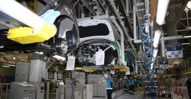 Workers are seen at Hyundai Assan's Izmit factory in northwestern Kocaeli, Turkey, Aug. 28, 2020. (AA Photo)