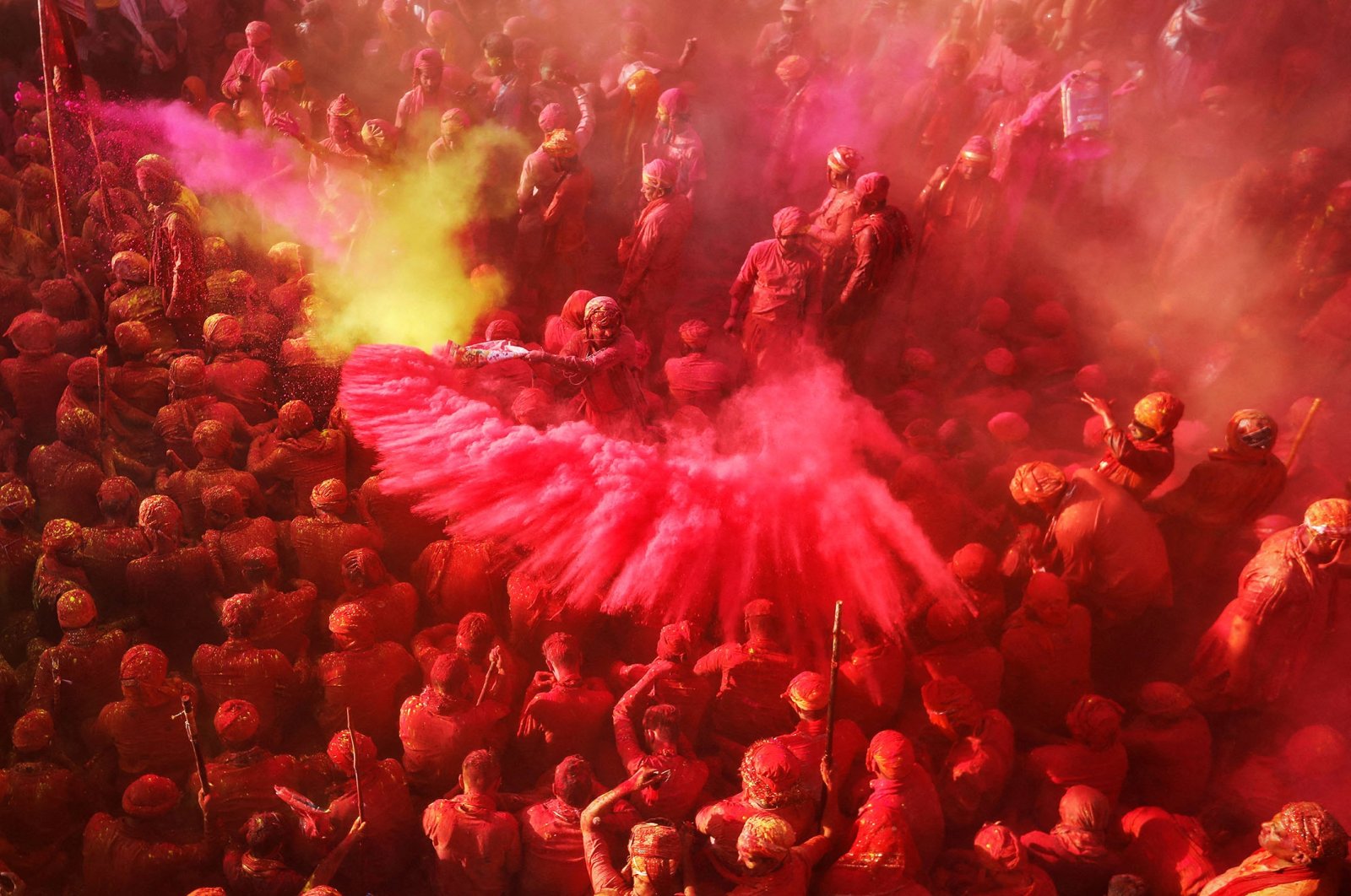 Gumpalan warna: perayaan Lathmar Holi di India