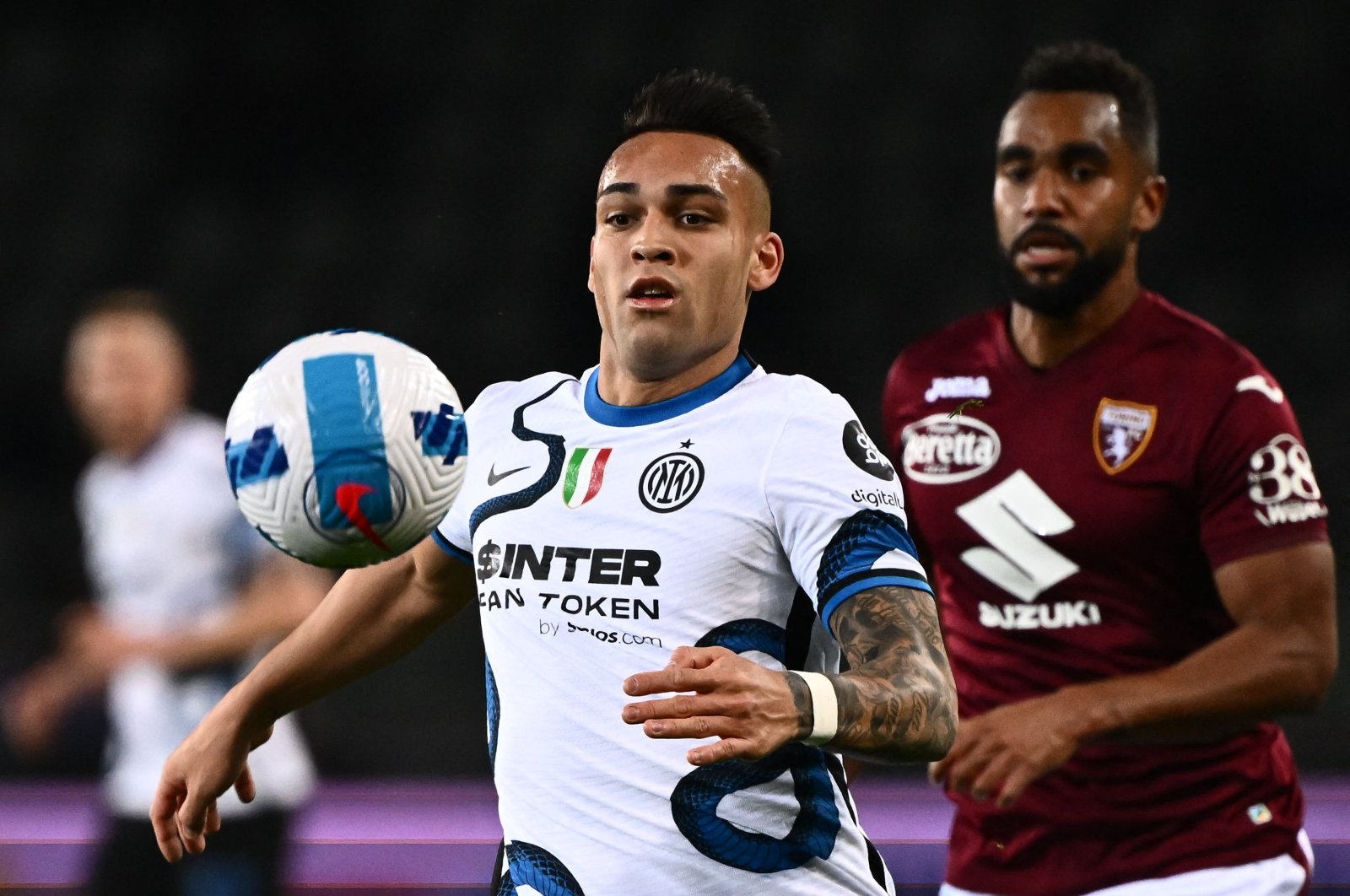 Inter Milan&#039;s Lautaro Martinez (L) vies with Torino&#039;s Koffi Djidji during a Serie A match, Turin, Italy, March 13, 2022. (AFP Photo)