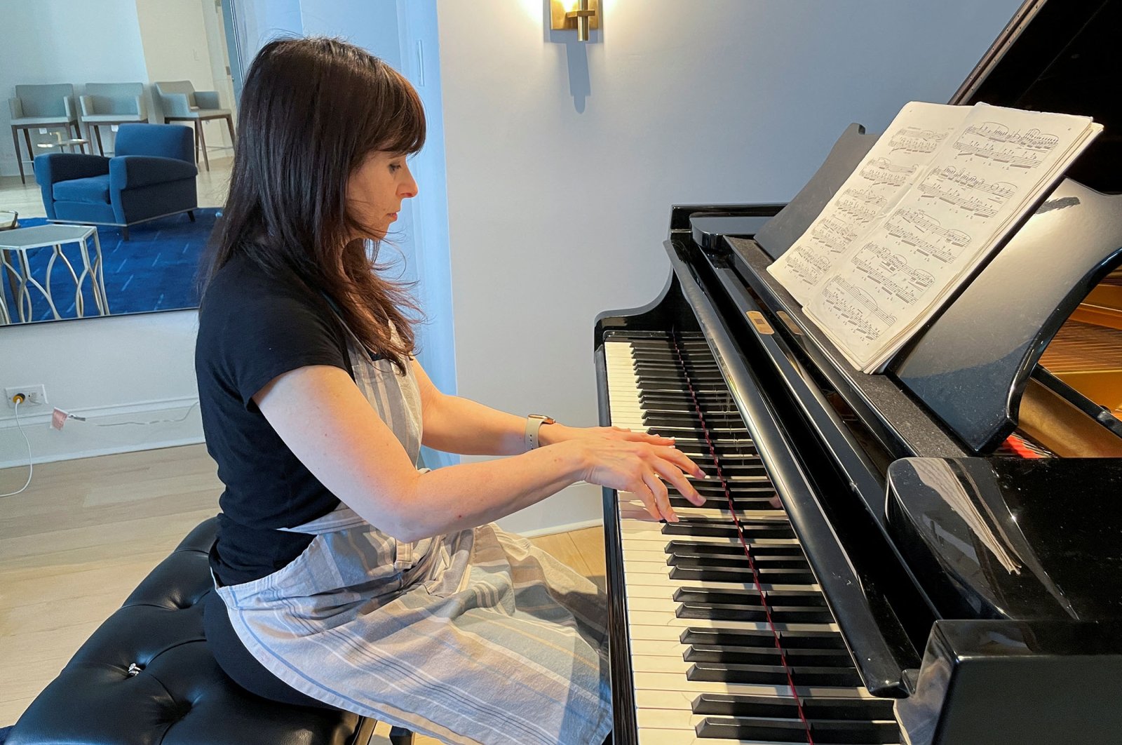 Nocturne dan karangan bunga: Pianis menikmati memanggang di dapur New York