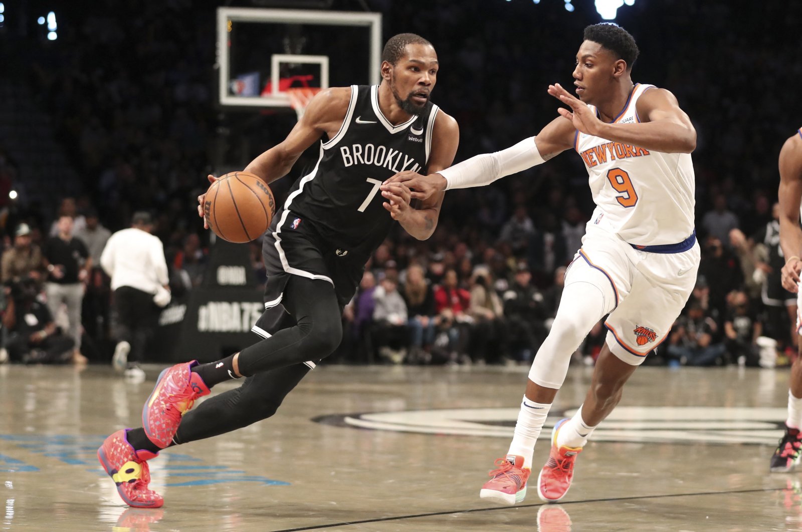 Nets&#039; Kevin Durant (L) drives against Knicks&#039; RJ Barrett during an NBA game, Brooklyn, New York, U.S., March 13, 2022. (Reuters Photo)