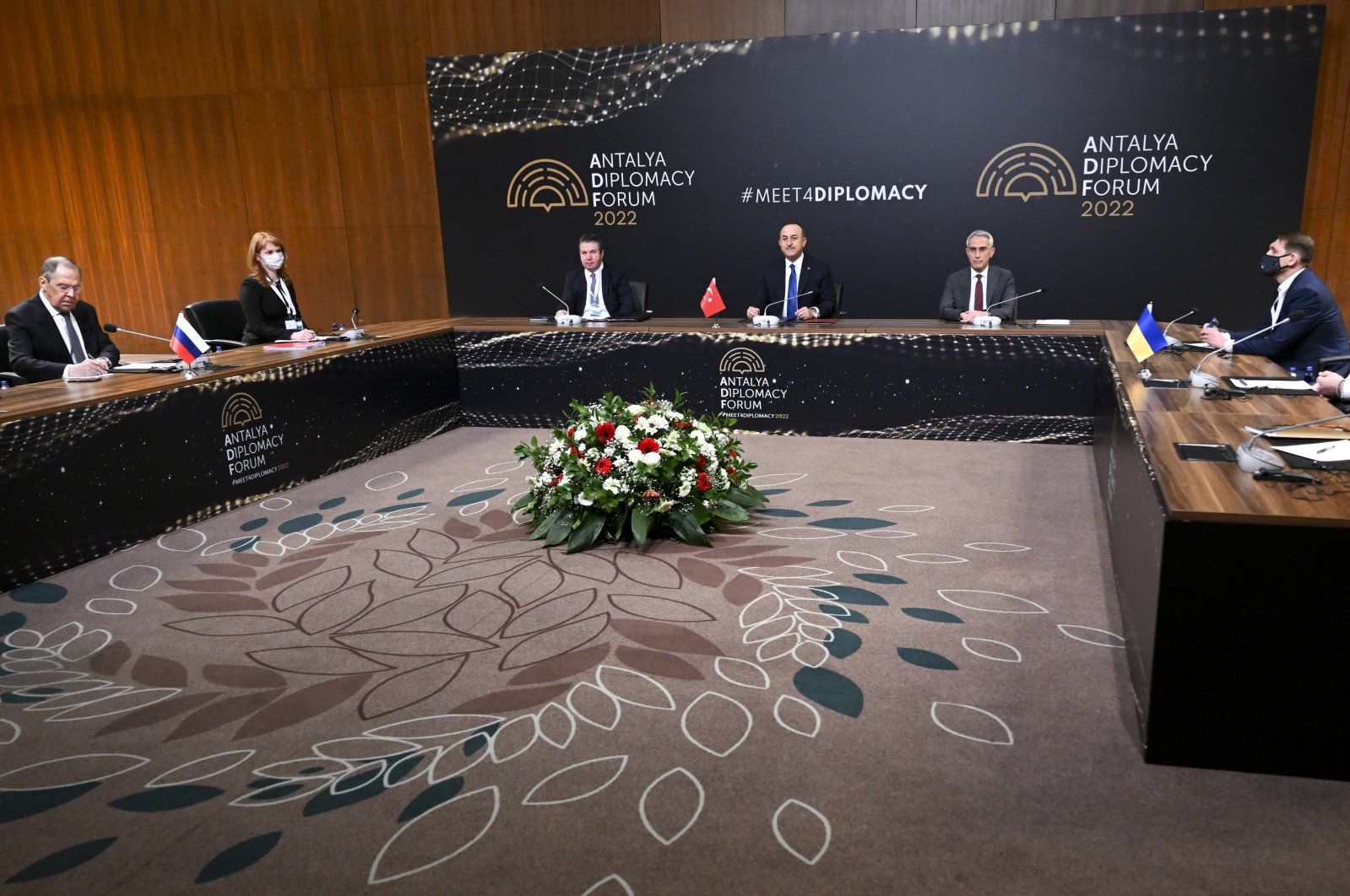 Foreign Minister Mevlüt Çavuşoğlu (C) chairs a tripartite meeting with Russia&#039;s Foreign Minister Sergey Lavrov (L) and Ukraine&#039;s Foreign Minister Dmytro Kuleba (R) in Antalya, southern Turkey, March 10, 2022. (Russian Foreign Ministry Press Service via AP)