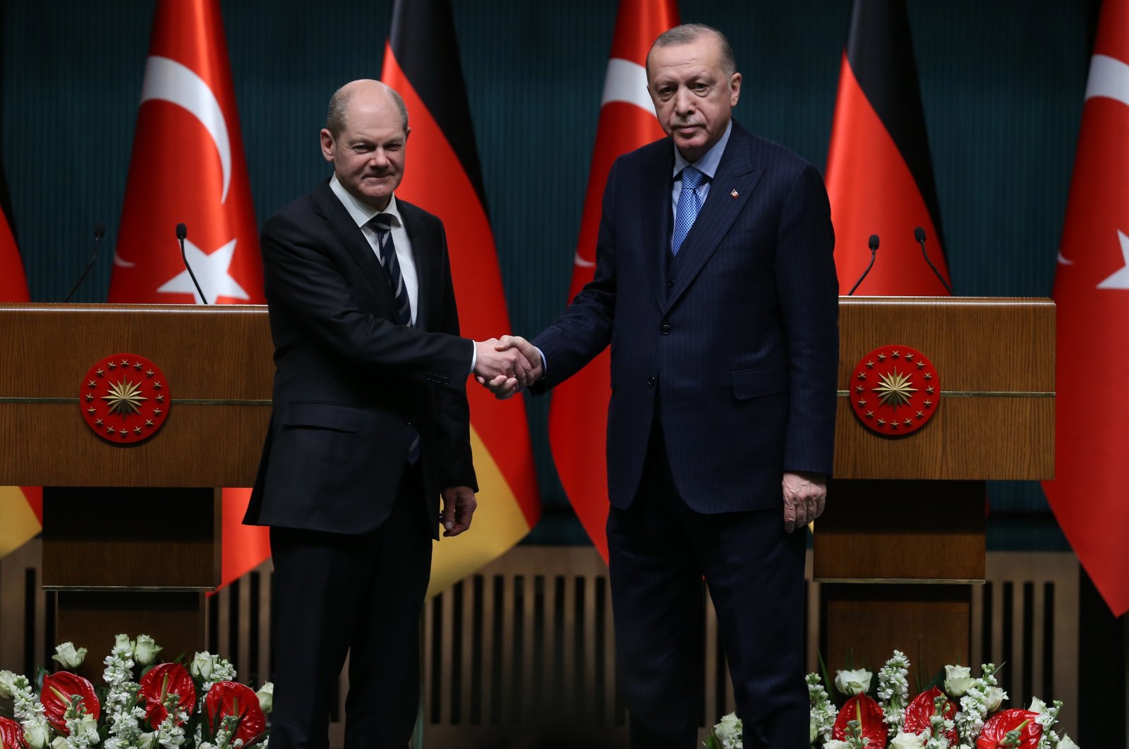 President Recep Tayyip Erdoğan (R) and German Chancellor Olaf Scholz shake hands at the end of their joint press conference following their talks, in Ankara, Turkey, March 14, 2022. (EPA Photo)