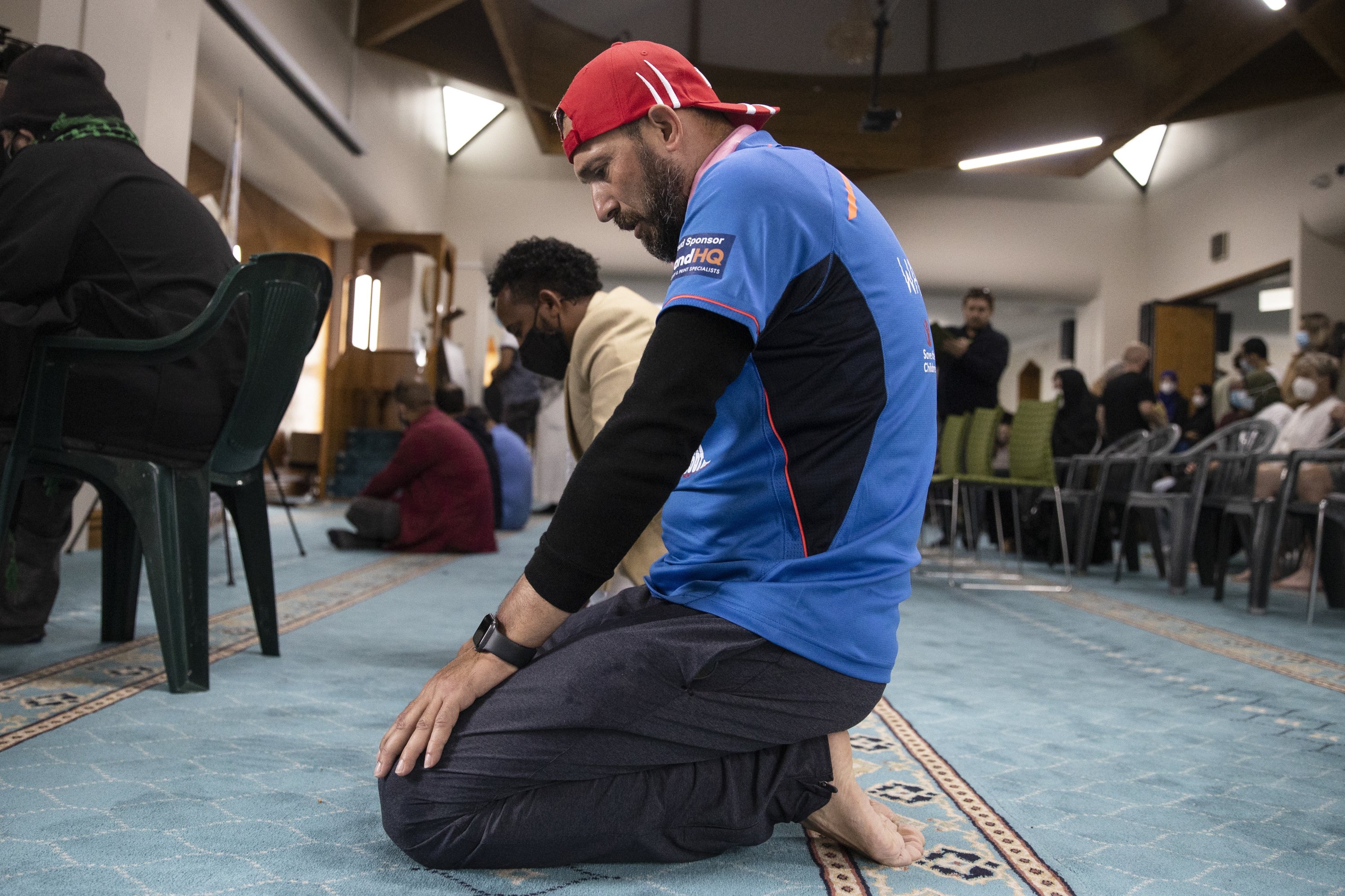 Temel Ataçocuğu berdoa setelah menyelesaikan perjalanannya, di Masjid Al Noor, di Christchurch, Selandia Baru, 15 Maret 2022. (AP PHOTO)